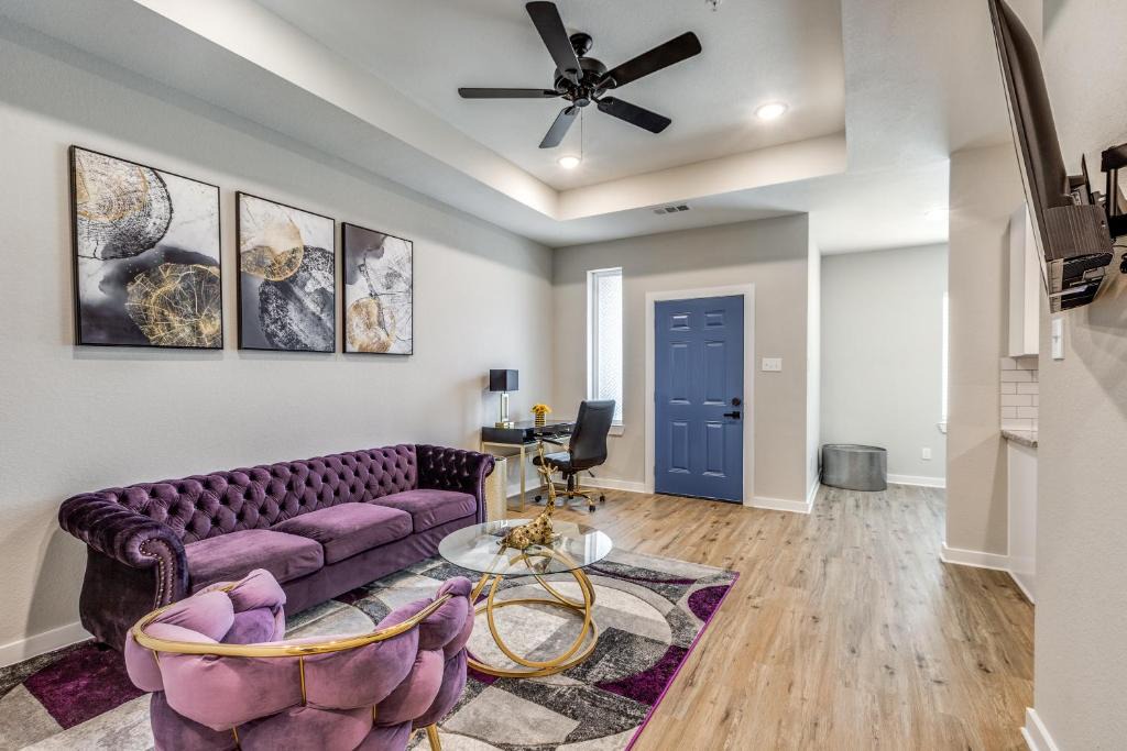 Barker House | Posh royalty living in a gated new neighborhood!
