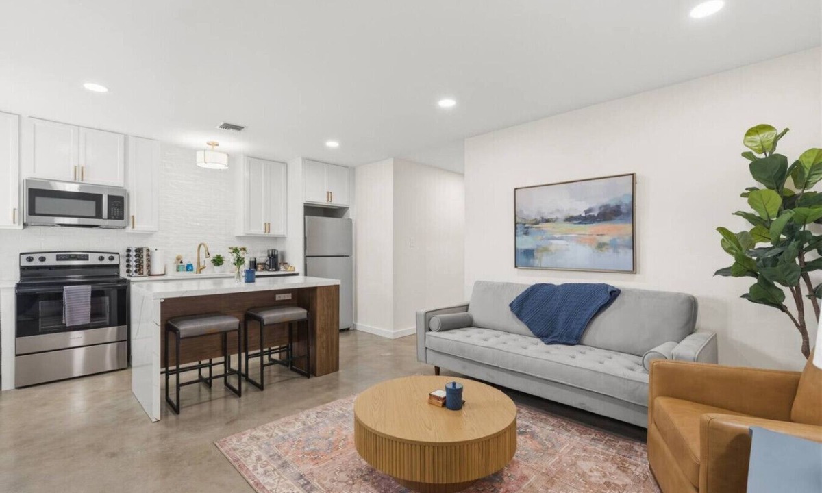 Lafayette House | Poydras Inn-Cajun Luxury-Fast WiFi-Brand New