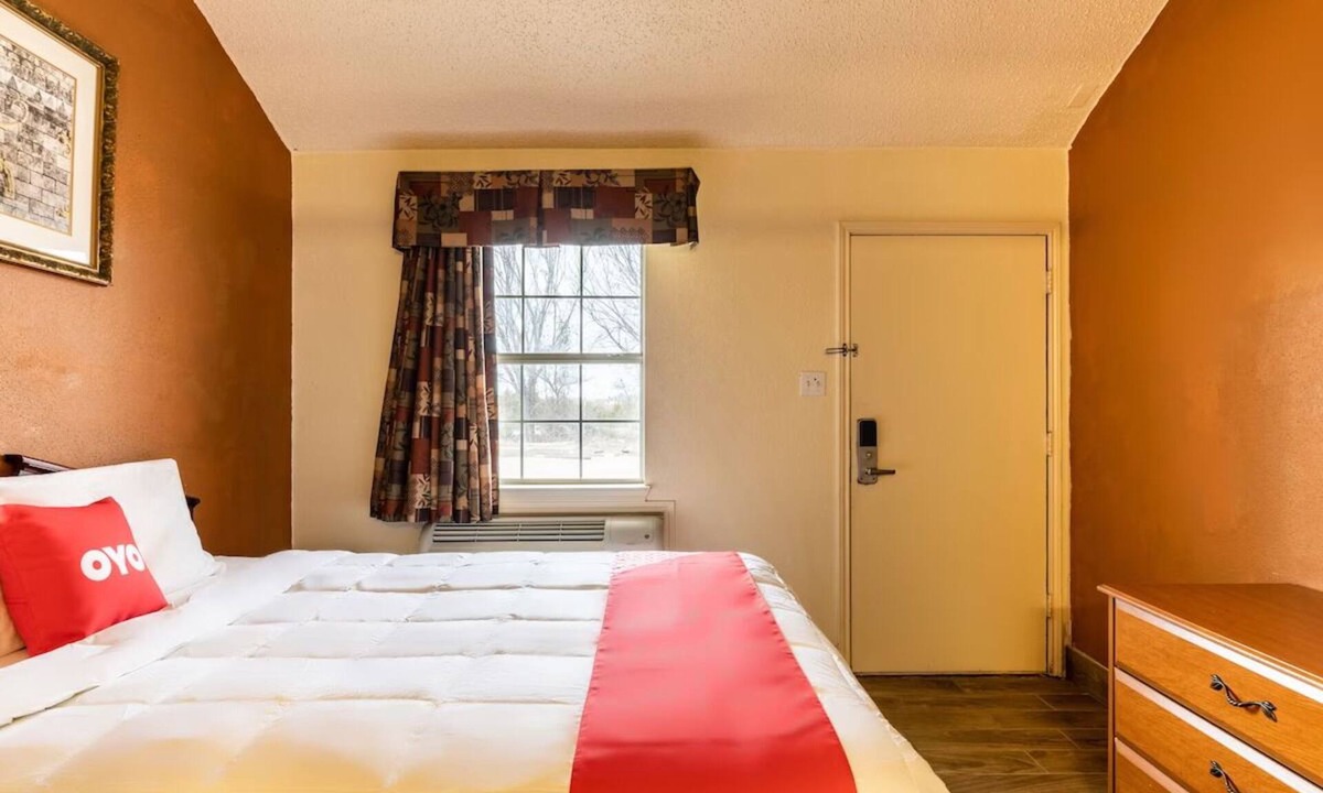 Decatur Hotel | Practical Pet-Friendly Queen Bedroom with Seasonal Outdoor Swimming Pool