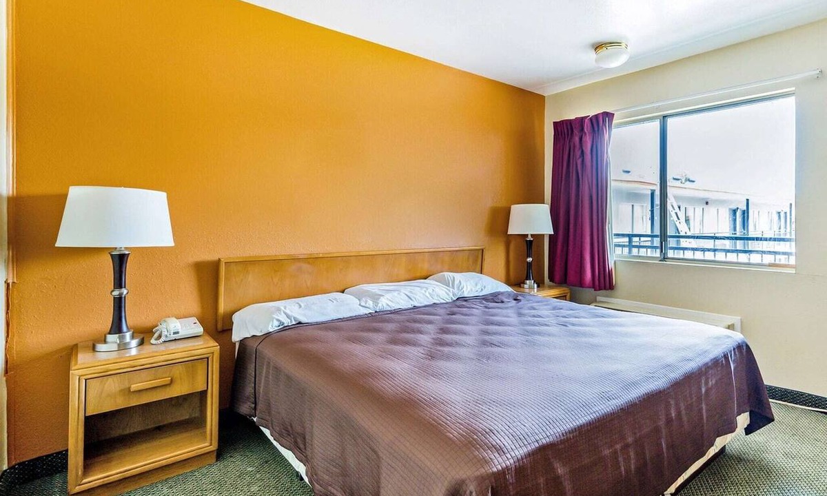 Shreveport Apartment | Premium King Bed|Shreveport