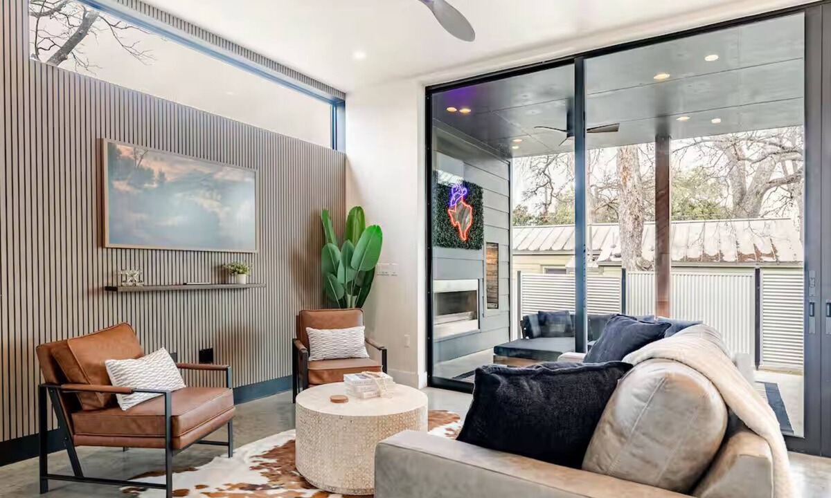 Barton Heights House | Private Downtown Compound w/Roof deck+ Guesthouse