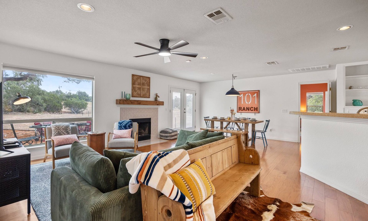 Henly House | 🌿 Private Hill Country Retreat with Fenced Yard + Fire Pit | Pet Friendly | Heritage House 🌄