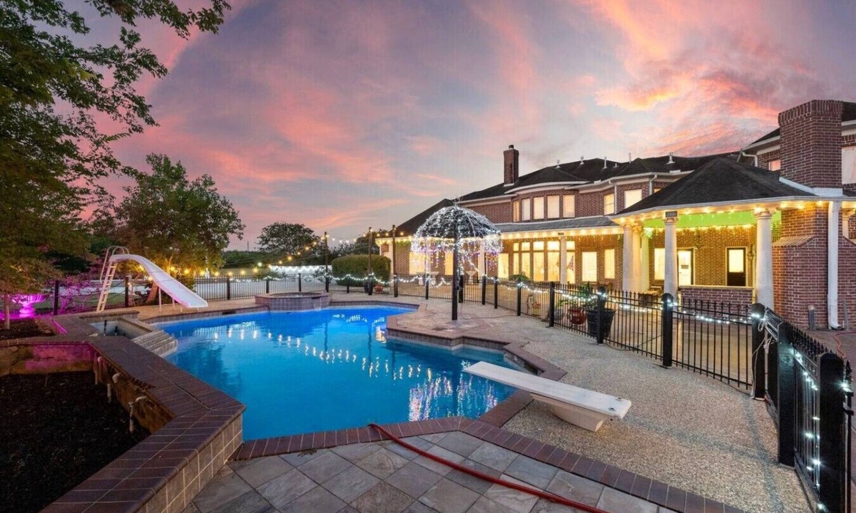 Dickinson Villa | Private Luxury Estate Retreat 8 Acres Near Galveston and Houston