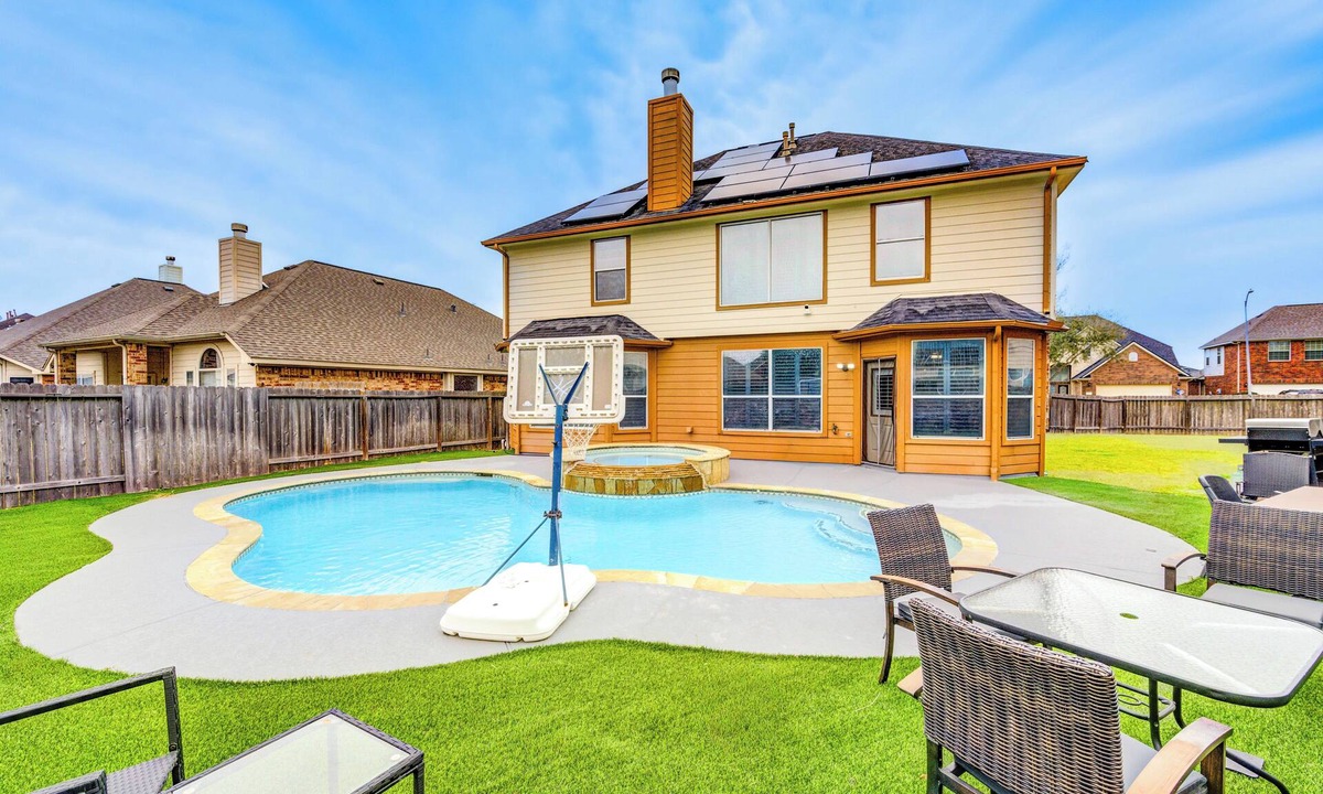 Manvel House | Private Pool 4BR Home for 8 Near Houston and NRG