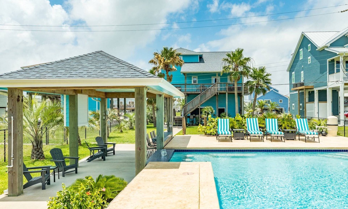 Jamaica Beach House | PRIVATE POOL | JAMAICA BEACH | 3 mins from Beach | Bay Views | Huge Decks | Grill | Furnished Patio