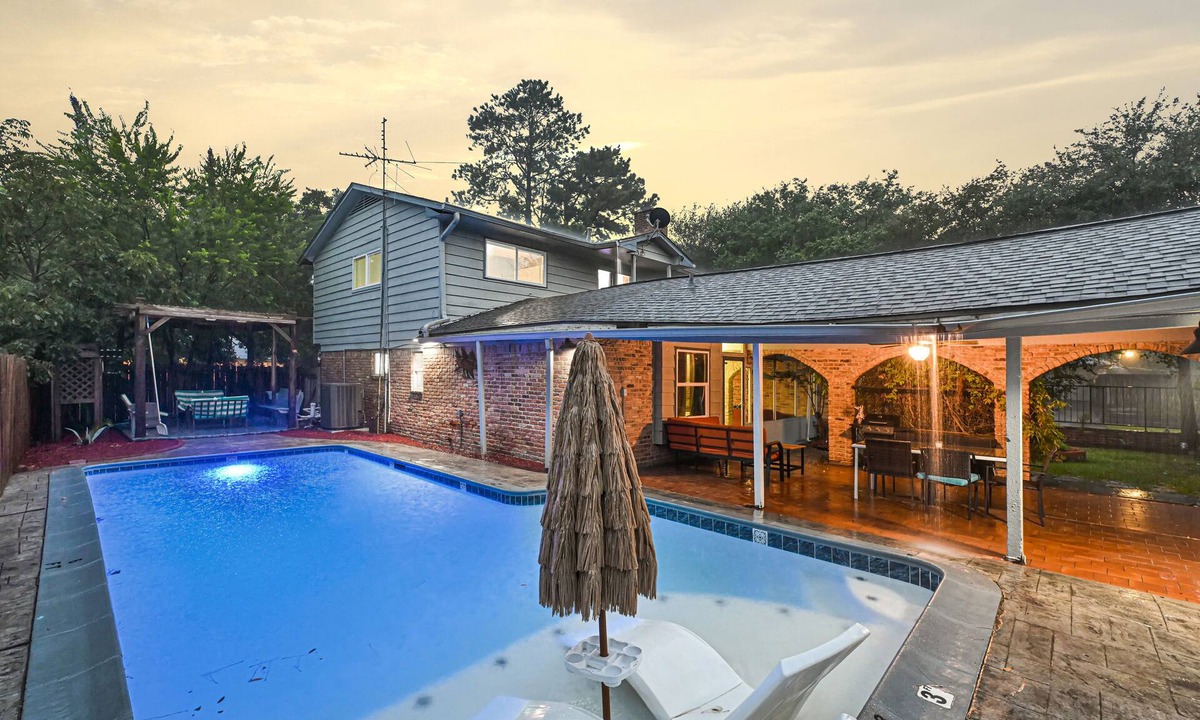 Sharpstown House | Private Retreat w/Pool, Patio, BBQ! 6BR 3BA Gem