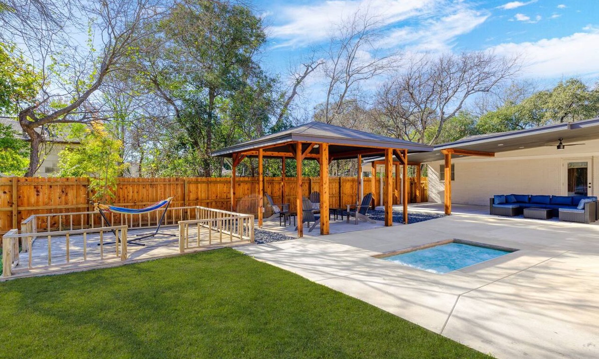 Midtown House | Private Tobin Hill Retreat, 2 King Suites, Inground Hot Tub, 7 Min to Riverwalk