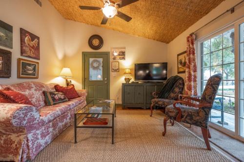 Dennis House | Quaint Countryside Casita: 45 Mi to Ft. Worth