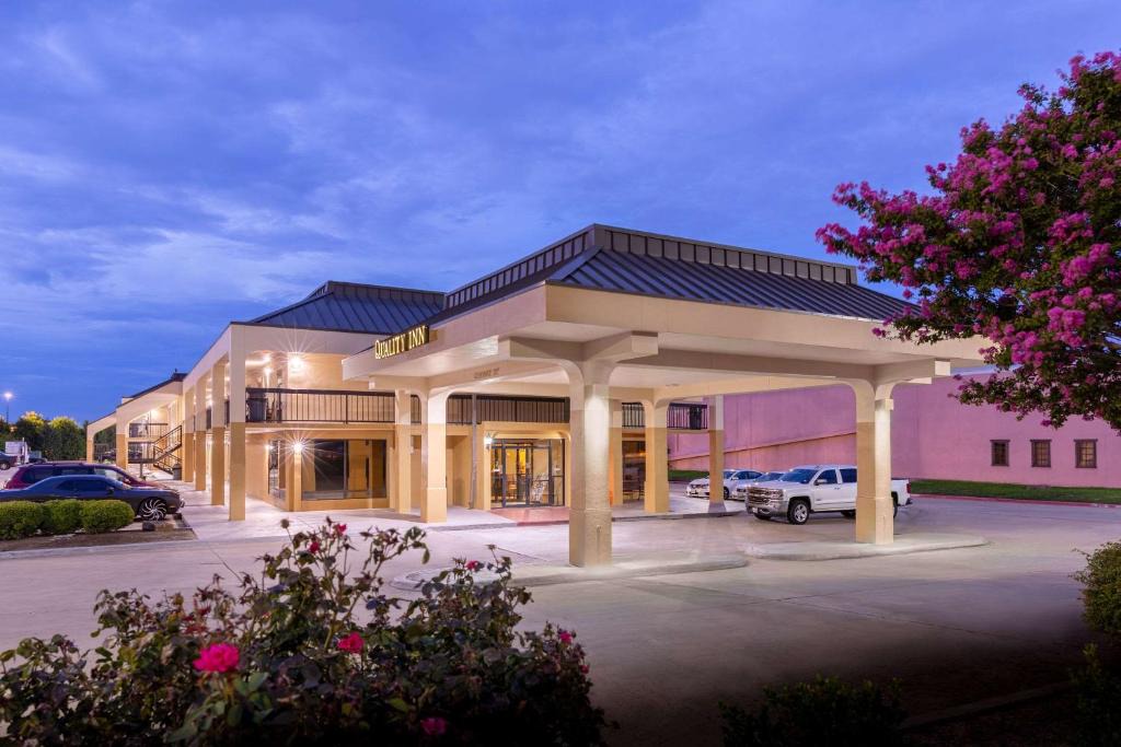 South Arlington Hotel | Quality Inn at Arlington Highlands