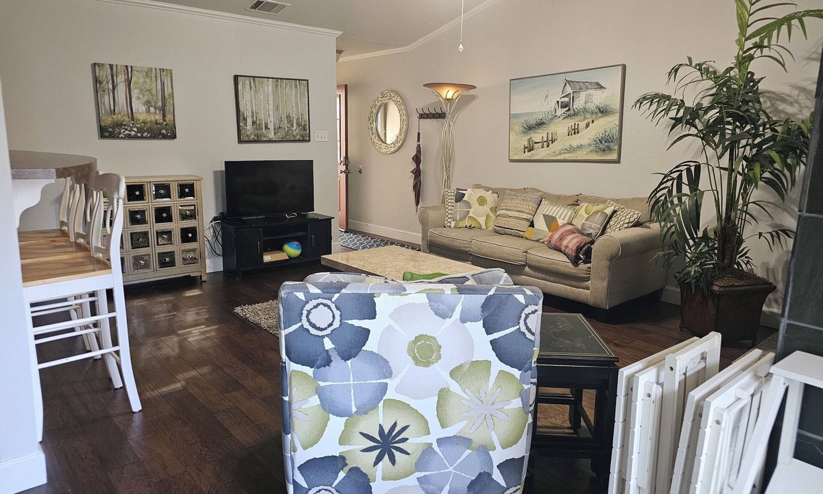 North Loop Condo | Quiet 2-bedroom Single Story Condo in central Austin & 2 parking spots in front