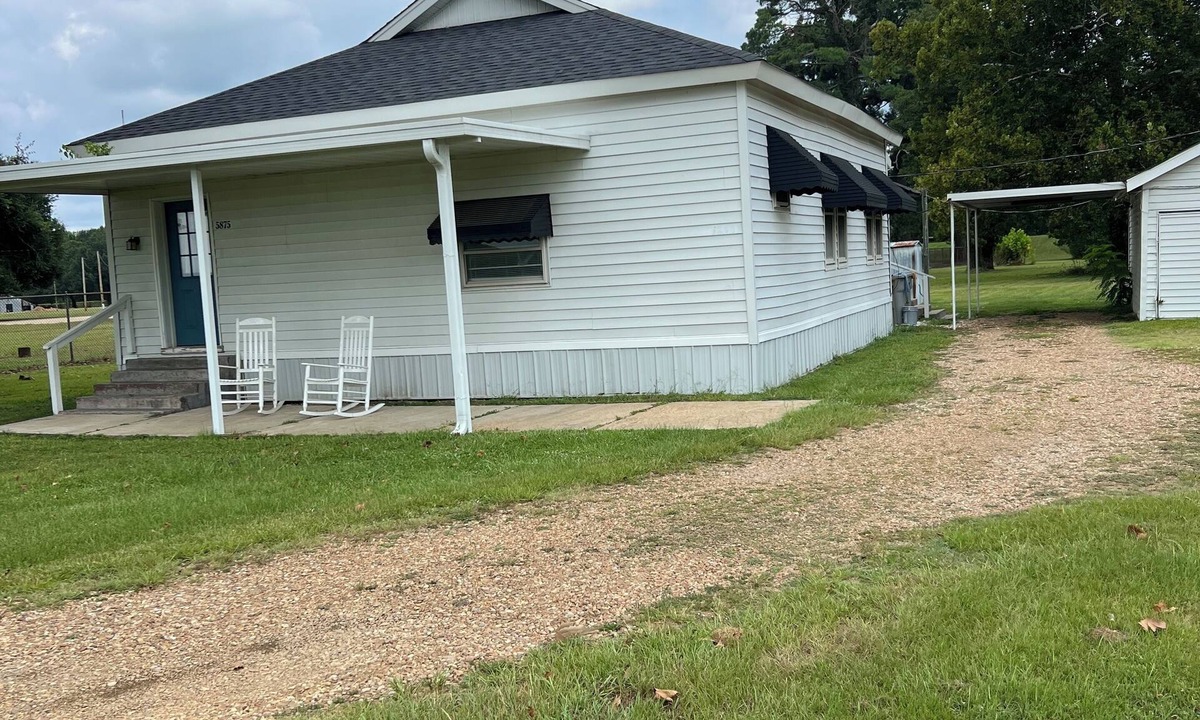 Fairbanks House | Quiet, Peaceful River property on 1.5 acres in Sterlington.