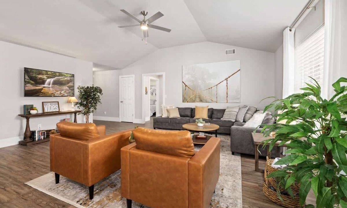 Fayetteville House | Quiet Razorback Escape - Easy Drive to Downtown & Stadium