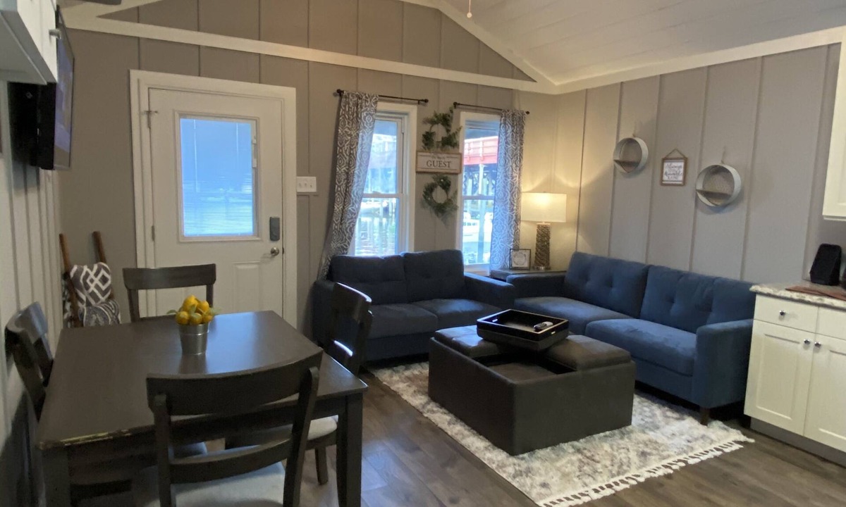 Venice House | R&R Getaway Comfort on the water!