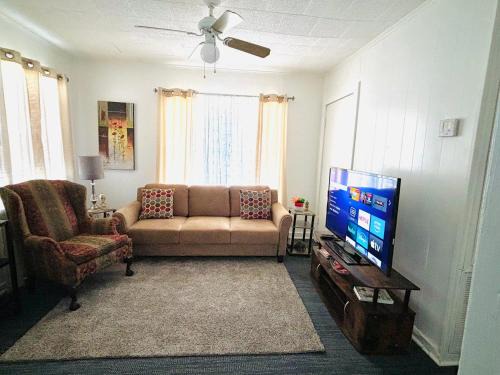 Alexandria House | Red Door Lodge of Alexandria 2-Bedrooms 1-Bath