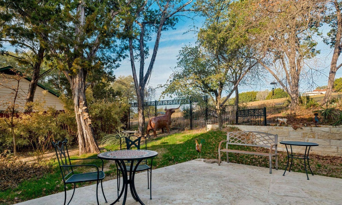 Highland Lake Estates House | Reduced! Just minutes from Lake Travis, Parks, Pool, Ball & Disc Golf course, Make Summer Memories!
