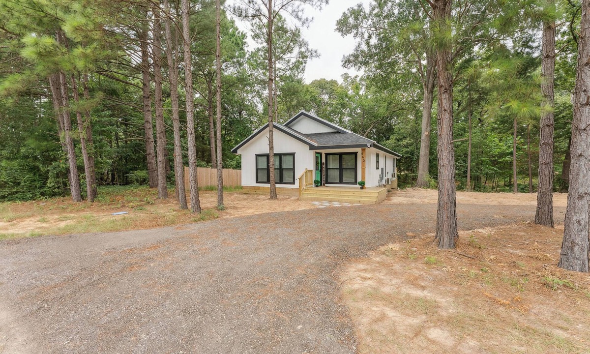 Quitman House | Relax and Unwind, Serene 3BR Retreat - Creek Views & World-Class Fishing Nearby
