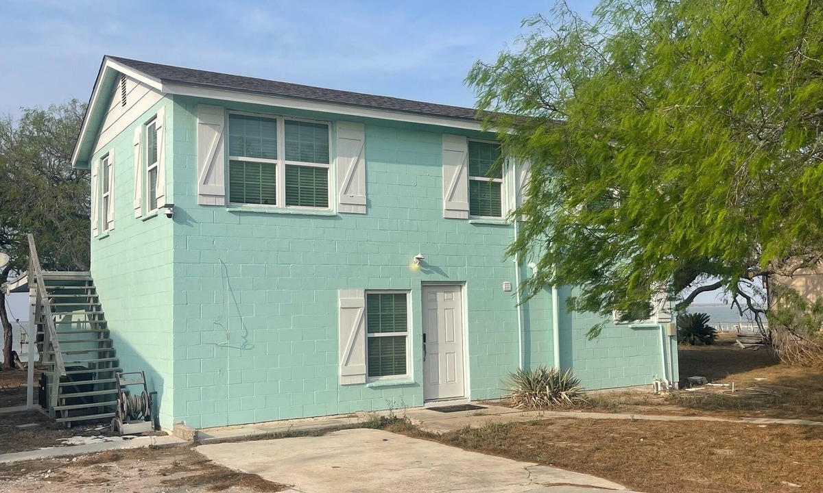 Riviera House | Relax At Our Baffin Bay Retreat On The Water