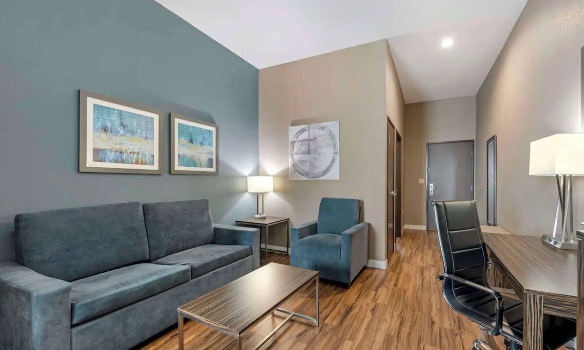 Pflugerville Hotel | Relax in a Charming Room w/Free Breakfast | Close to Lake Pflugerville - 3.5 mi