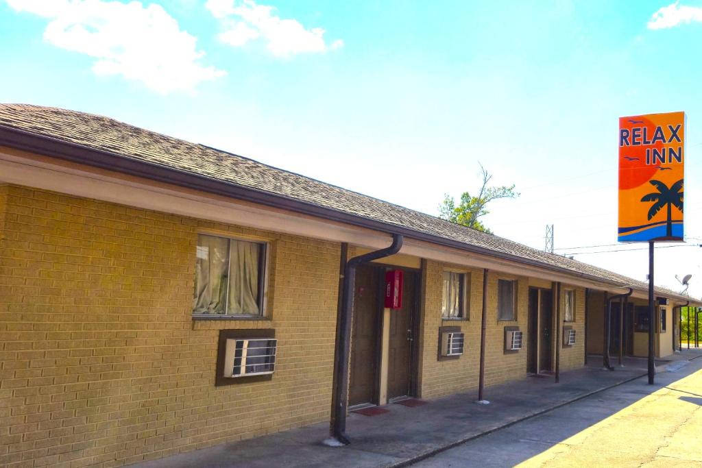 Sulphur Hotel | Relax Inn by OYO Sulphur Hwy 90