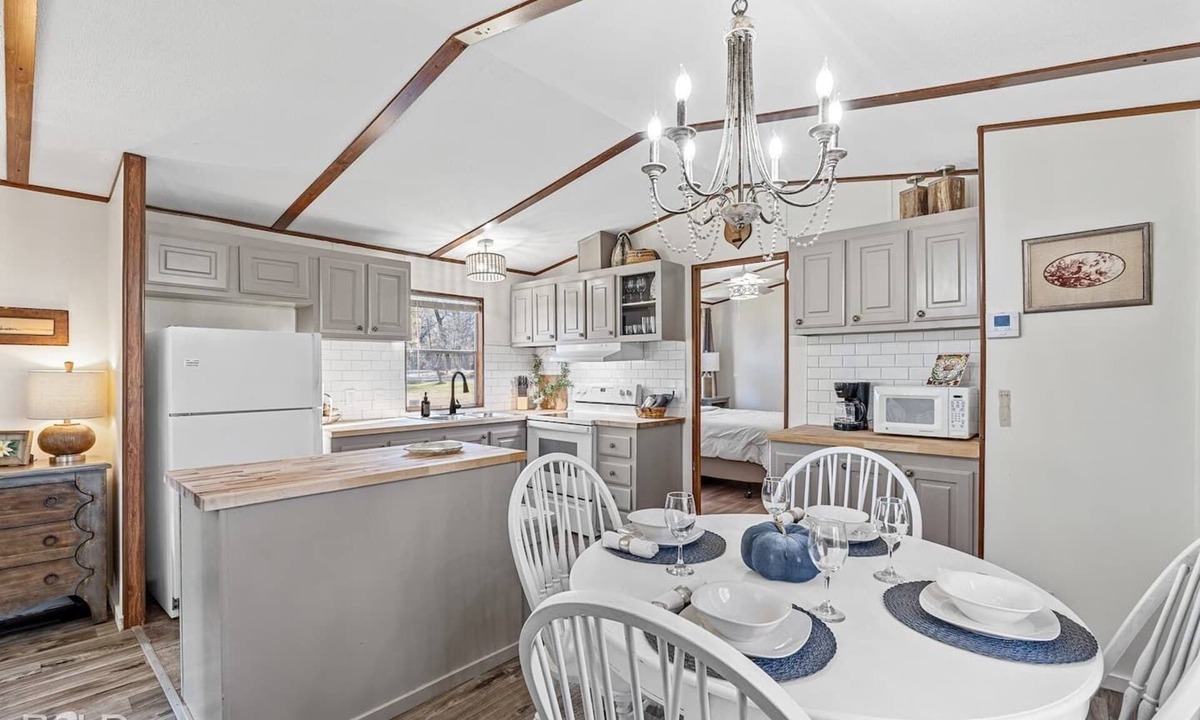 Uncertain Cabin | Relax on the water at this lakefront cabin with private dock access, fishing pier, and kayaks included.