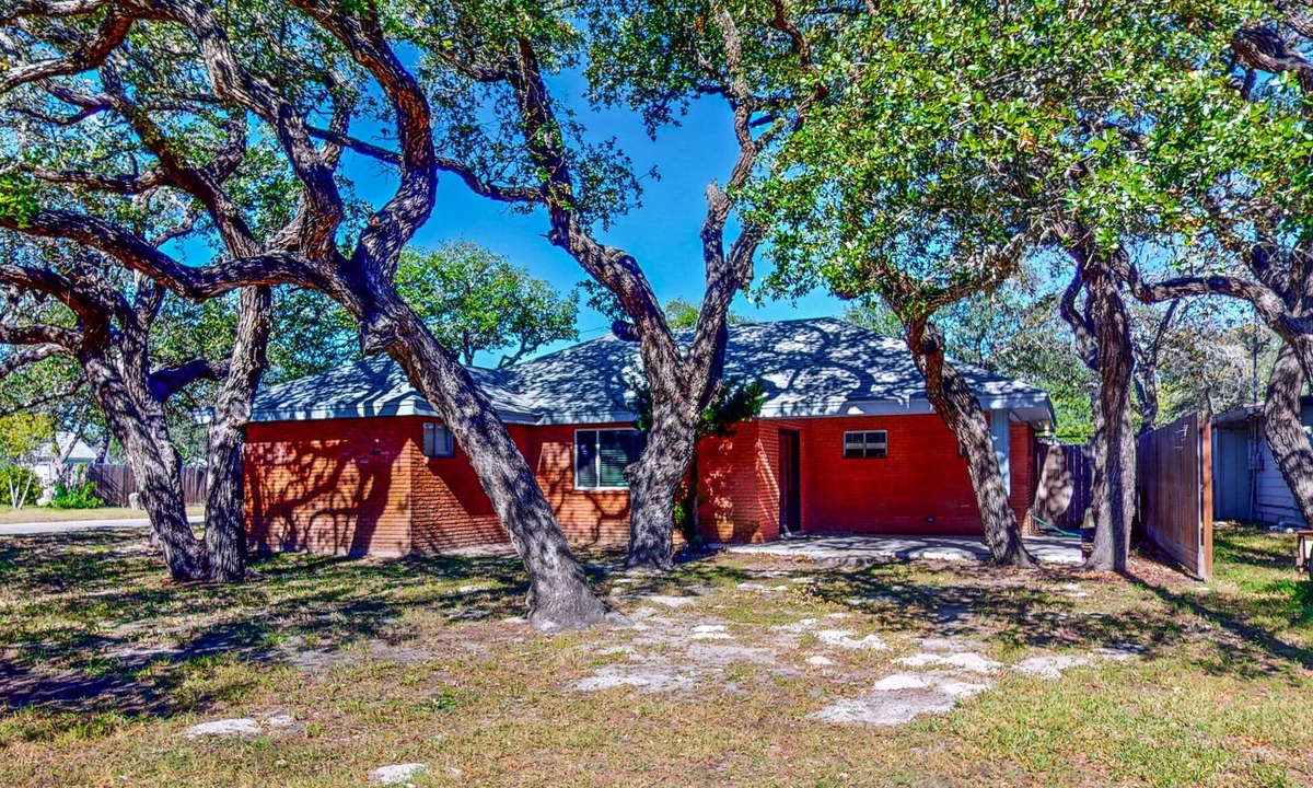Fulton House | Relaxing coastal home with outdoor gathering area, arcade game - close to water