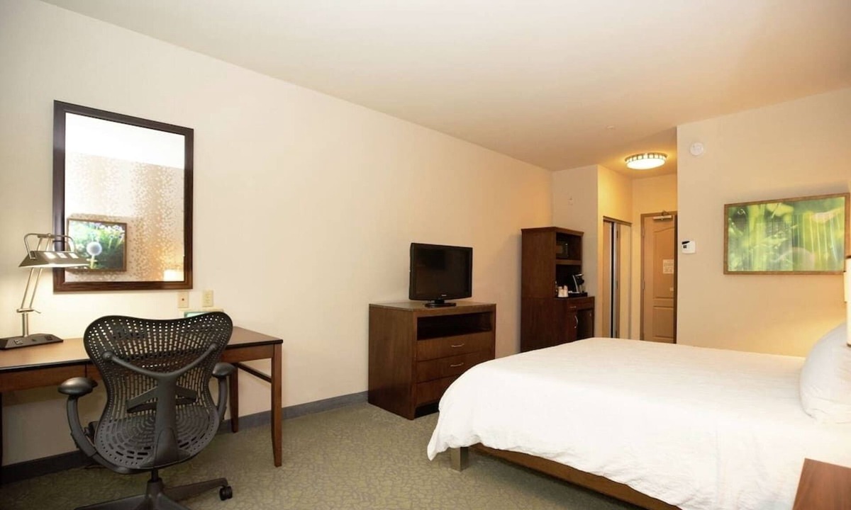 Covington Hotel | Relaxing Pet-Friendly Room Near Attractions with Easy Access to Nearby Dining