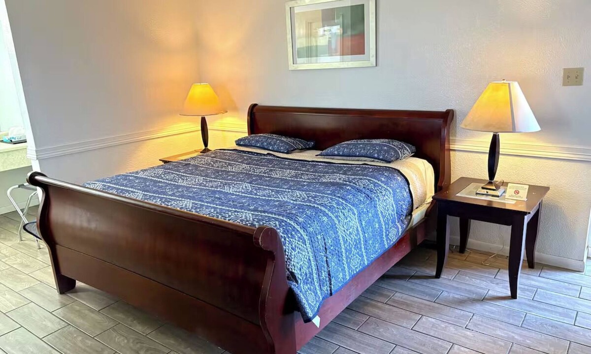 Victoria Hotel | Relaxing Pet-Friendly Room Close to Victoria Airport & Dining Spots!