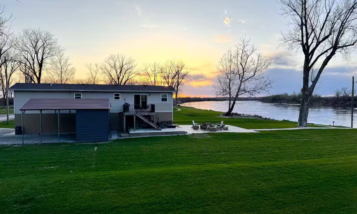 Bendena House | Relaxing Riverfront 2 Bedroom 1 Bathroom Home