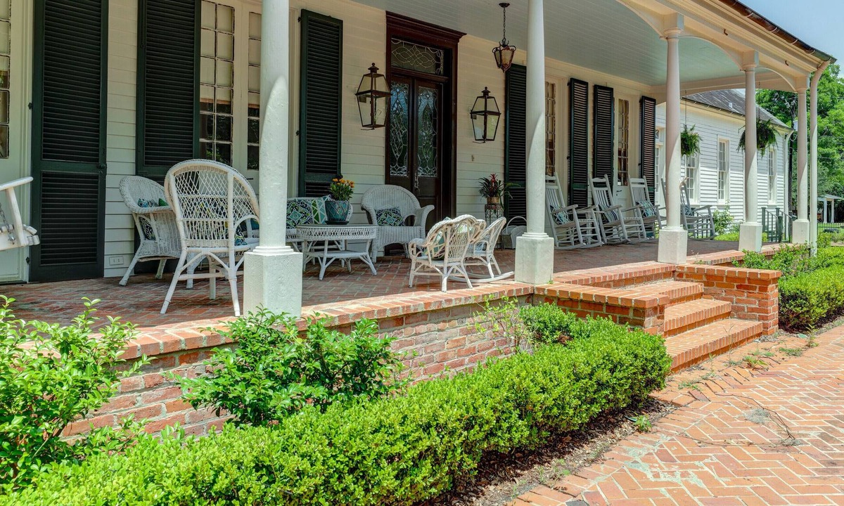 New Iberia House | Remodeled Historic Acadian 5 BR home steps from Downtown New Iberia