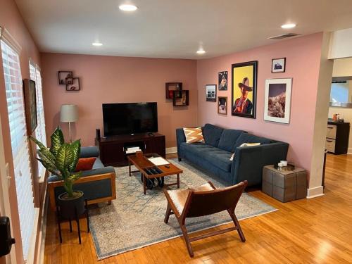 Blackshear-Prospect Hill House | Retro Cowyboy Villa in the Heart of Austin