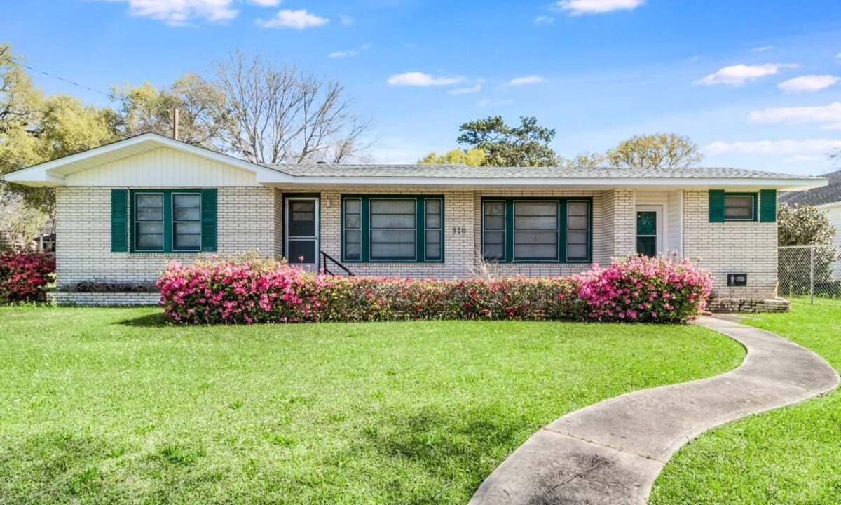 Lebeau House | RETRO RETREAT - Perfect Get Away In Washington, La with WiFi, AC & MORE