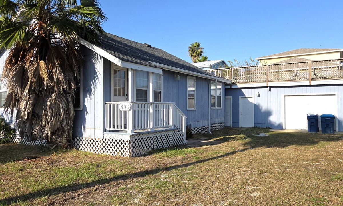 Port Aransas Cottage | Retro Vibes-2 BR/2 Bath Cottage, Big Deck, Boat Parking, Beach Nearby, Dogs OK!