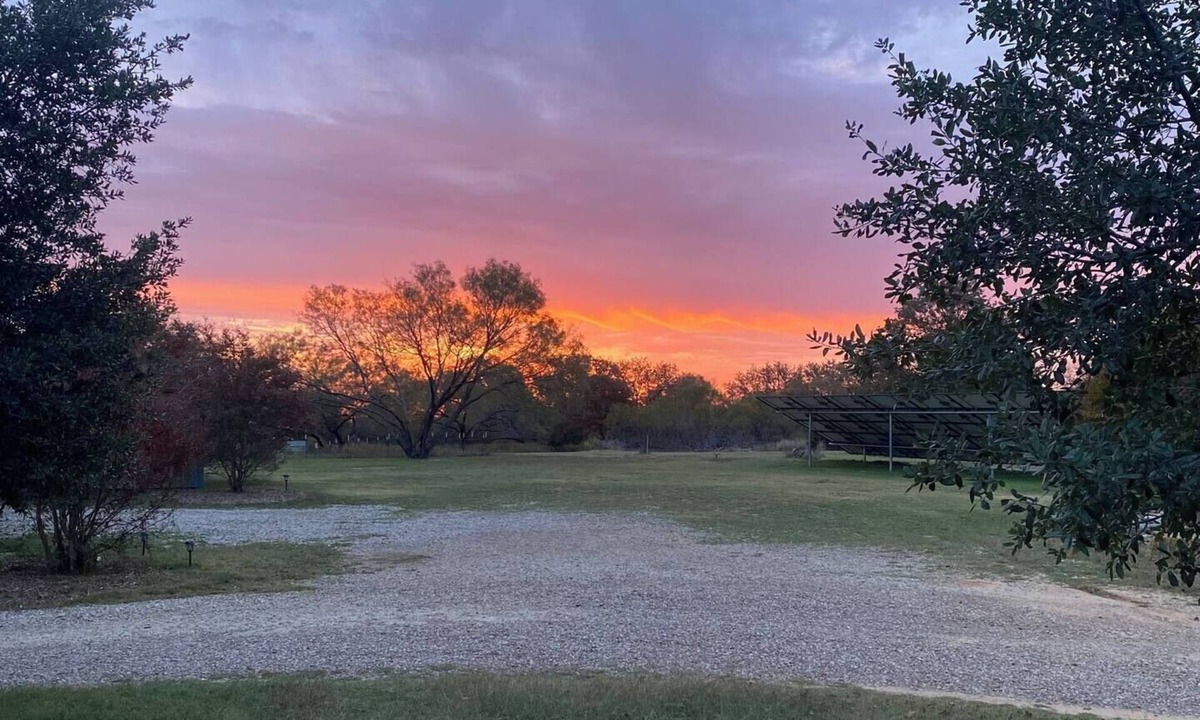 Glen Rose Cabin | Rhineland Farm Farmhouse. 20 min from DVSP, Fossil Rim, Cleburne State Park