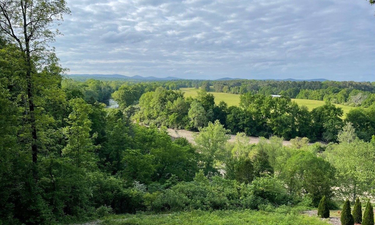 Amity Cabin | River Bluff offers luxurious living on the Caddo River, with scenic views.