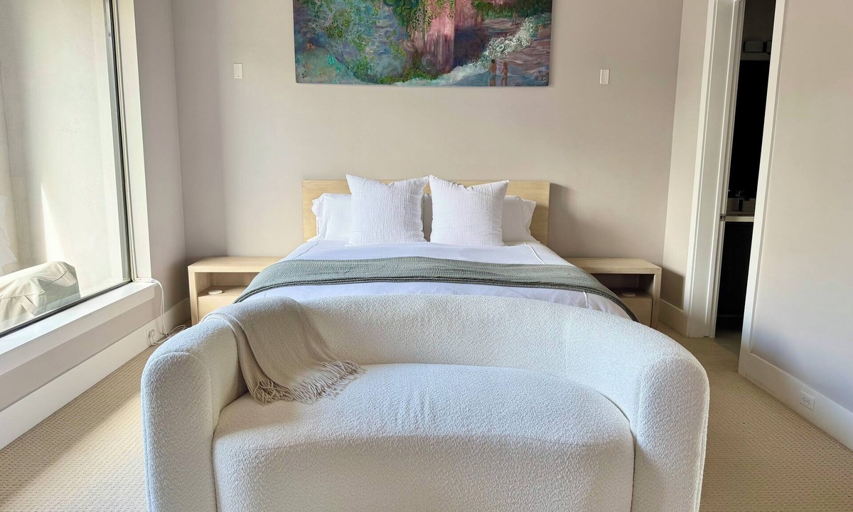 Hyde Park House | River Oaks Hideaway! Indoor Garden, Fountain, eBikes, Mid&Short Term Rental