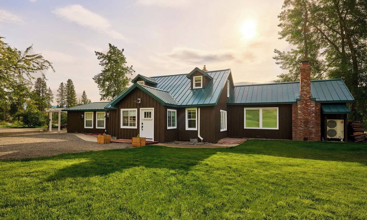Carlton House | River's Edge Ranch - 3BR riverside ranch house