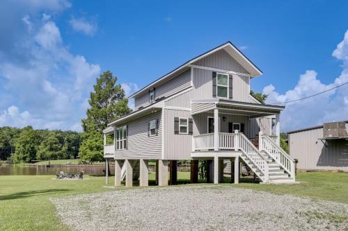 Saint Amant House | Riverfront Family Retreat w/Yard in Saint Amant