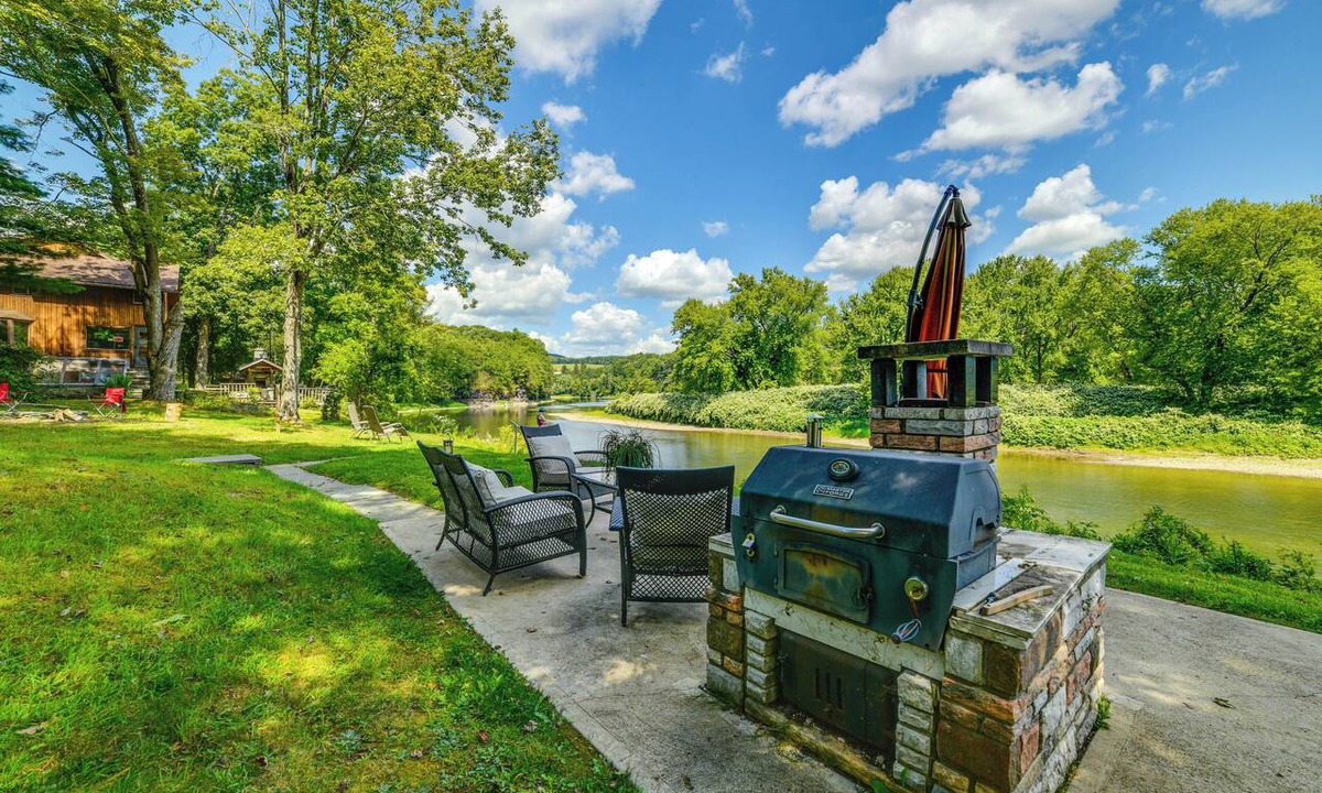 Susquehanna Cabin | Riverfront Hallstead Cabin: Fire Pit + Fall Views!