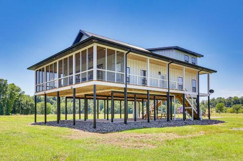 Nashville House | Riverfront Murfreesboro Cabin w/Fire Pit