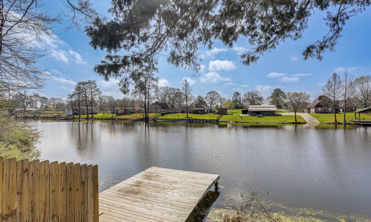 Wickliffe House | Riverfront Ventress Home w/ Patio & Shared Pier