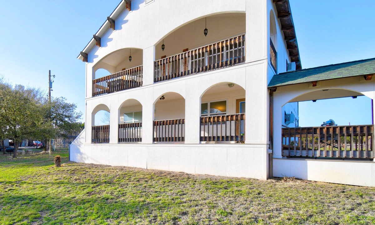 Ingram House | Riverview Lower, 2BR/1BA, Balcony, Sleeps 6