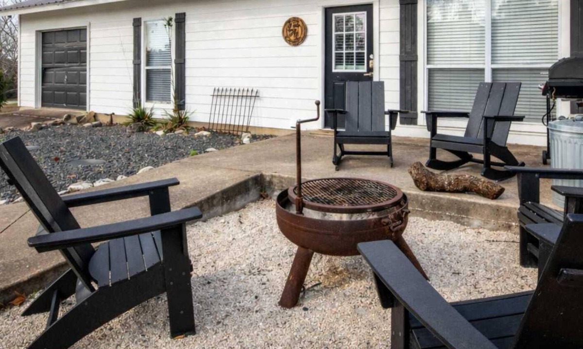 Kyle House | Riverwalk | Pet-Friendly | Fishing | Deck | Grill