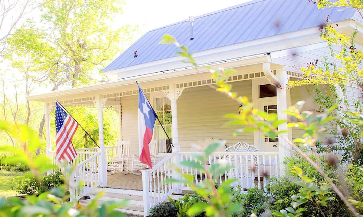 Chappell Hill Cottage | Romantic Historic Farmhouse - Pond - Porch - Fenced - 8 Miles to Brenham