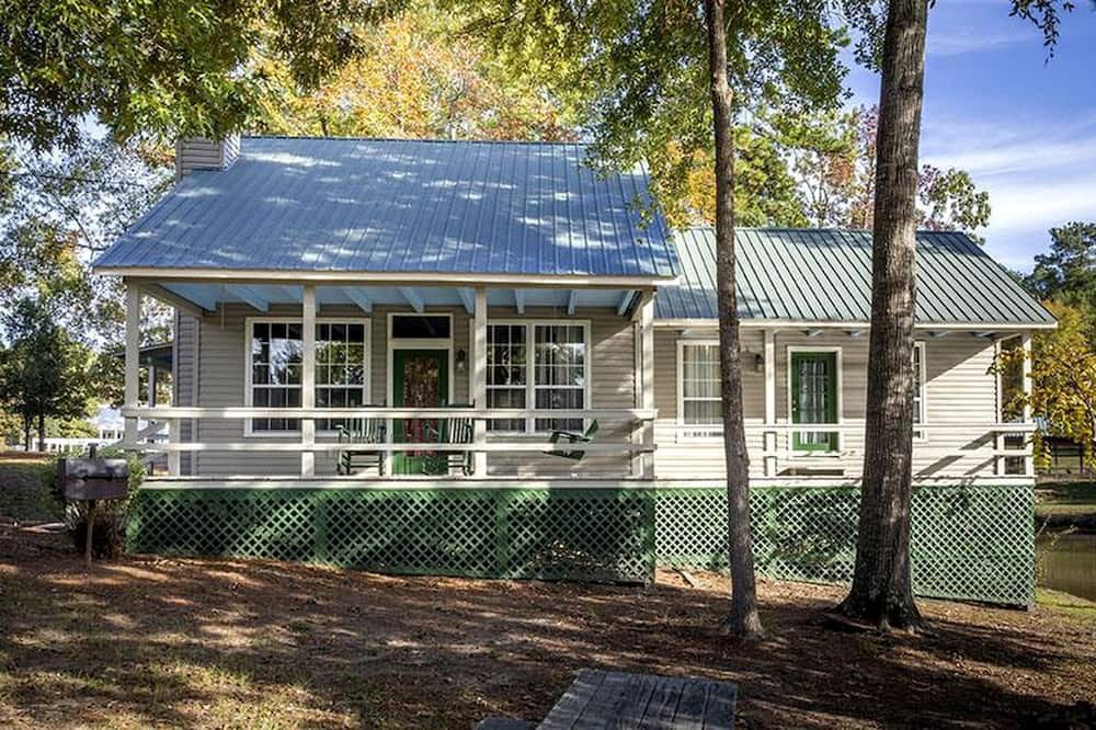 Zwolle Cabin | Romantic Luxury Cabin with Jacuzzi Whirlpool & Pond View Near Zwolle, Louisiana