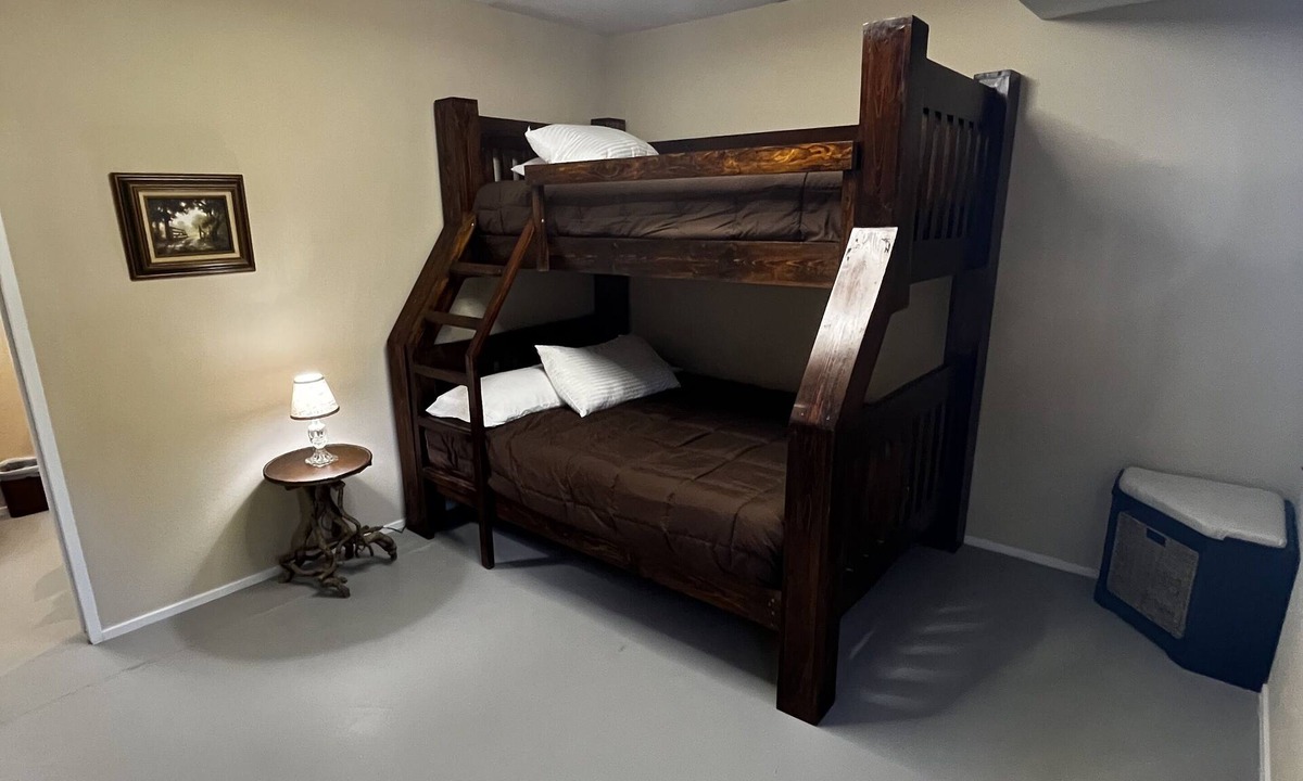 Brandon House | Room #1, sleeps 3 located just 20 mins from the heart of downtown Waxahachie.