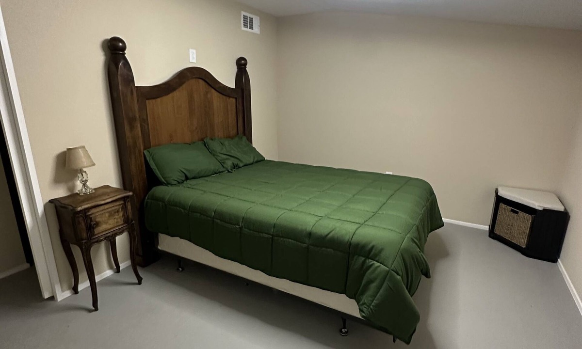 Brandon Cabin | Room #3 - sleeps 2 located just 20 mins from the heart of downtown Waxahachie