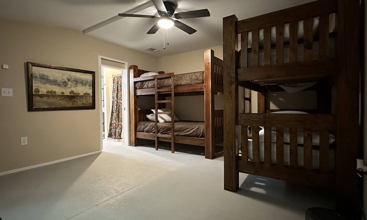 Brandon House | Room 6, sleeps 4 located just 20 mins from the heart of downtown Waxahachie.