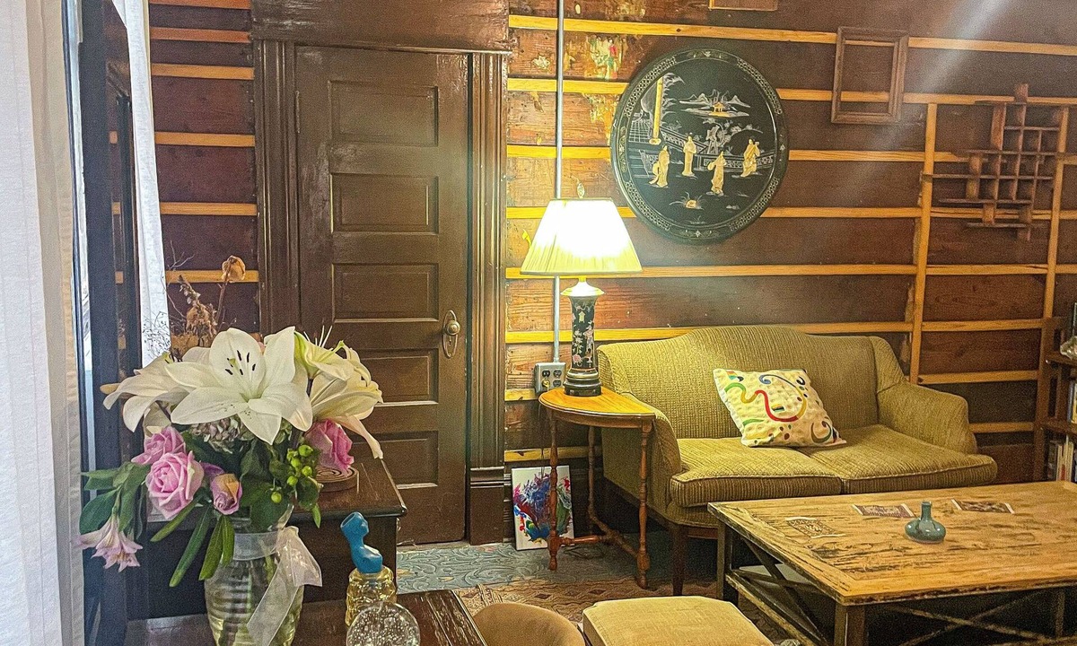 Cedars House | Room with Private Entrance in Antique Victorian Artist House