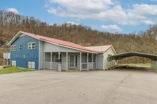 Berryville House | Rural Group Getaway w/Creek Access in Berryville!