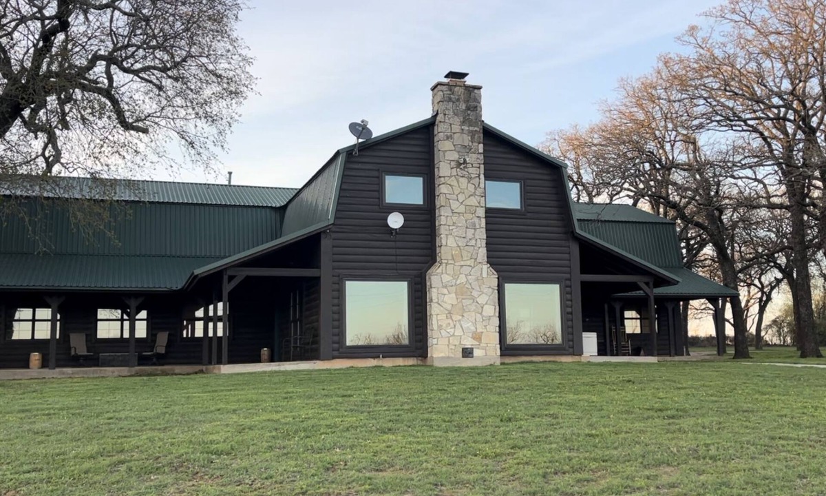 Stephenville Cabin | Rural western cabin- HOT TUB-POOL just 5 mins from exciting Stephenville!